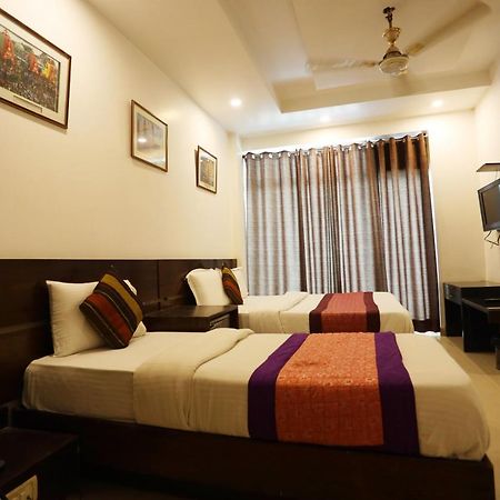 Hotel Maya 'New Delhi' Екстериор снимка