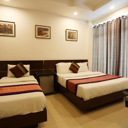 Hotel Maya 'New Delhi' Екстериор снимка