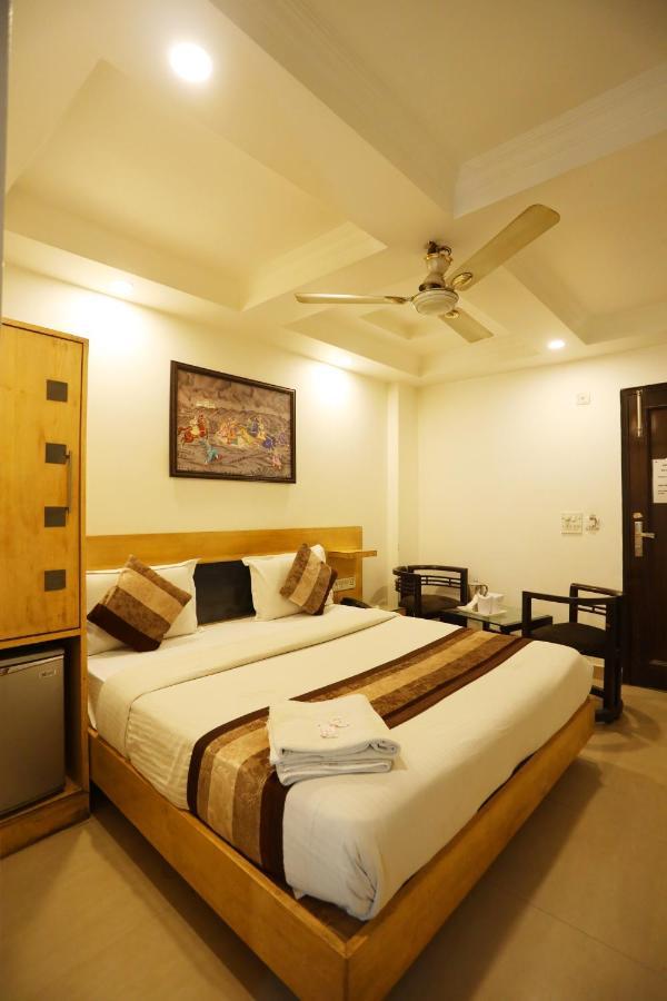Hotel Maya 'New Delhi' Екстериор снимка