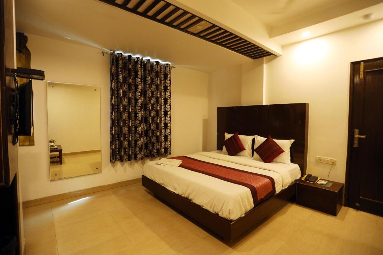 Hotel Maya 'New Delhi' Екстериор снимка