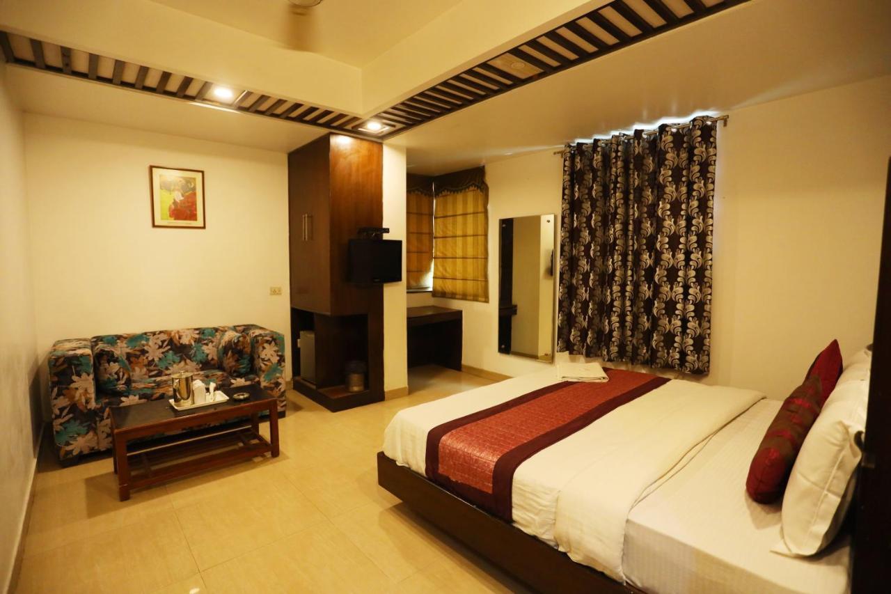 Hotel Maya 'New Delhi' Екстериор снимка