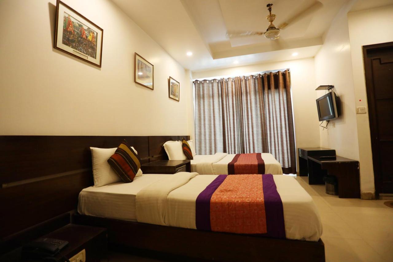 Hotel Maya 'New Delhi' Екстериор снимка