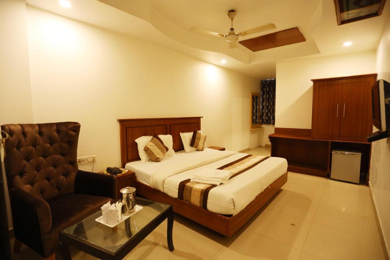 Hotel Maya 'New Delhi' Екстериор снимка