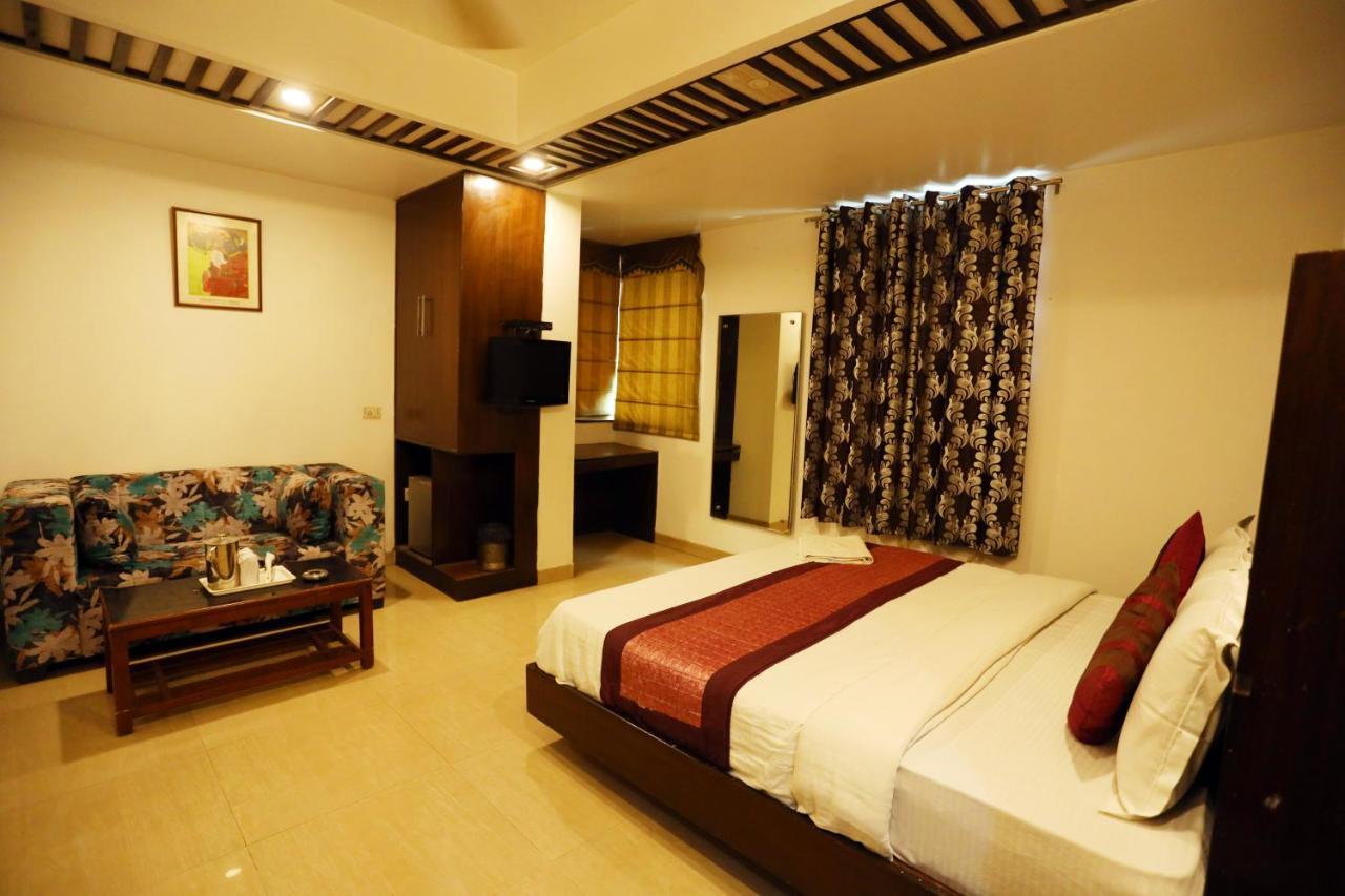 Hotel Maya 'New Delhi' Екстериор снимка