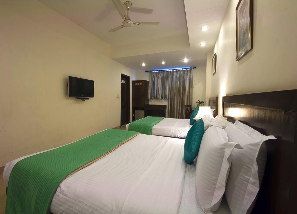 Hotel Maya 'New Delhi' Екстериор снимка