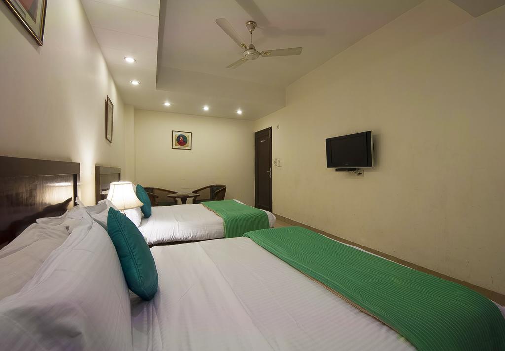 Hotel Maya 'New Delhi' Екстериор снимка