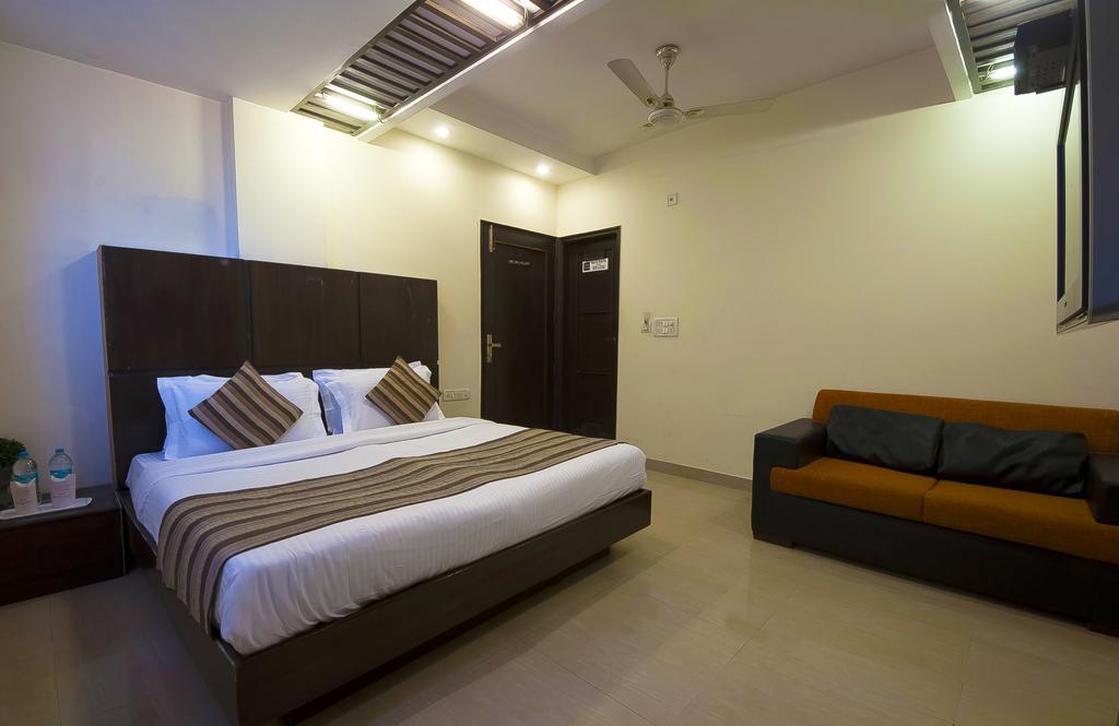 Hotel Maya 'New Delhi' Екстериор снимка