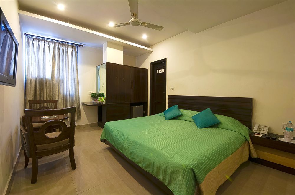 Hotel Maya 'New Delhi' Екстериор снимка