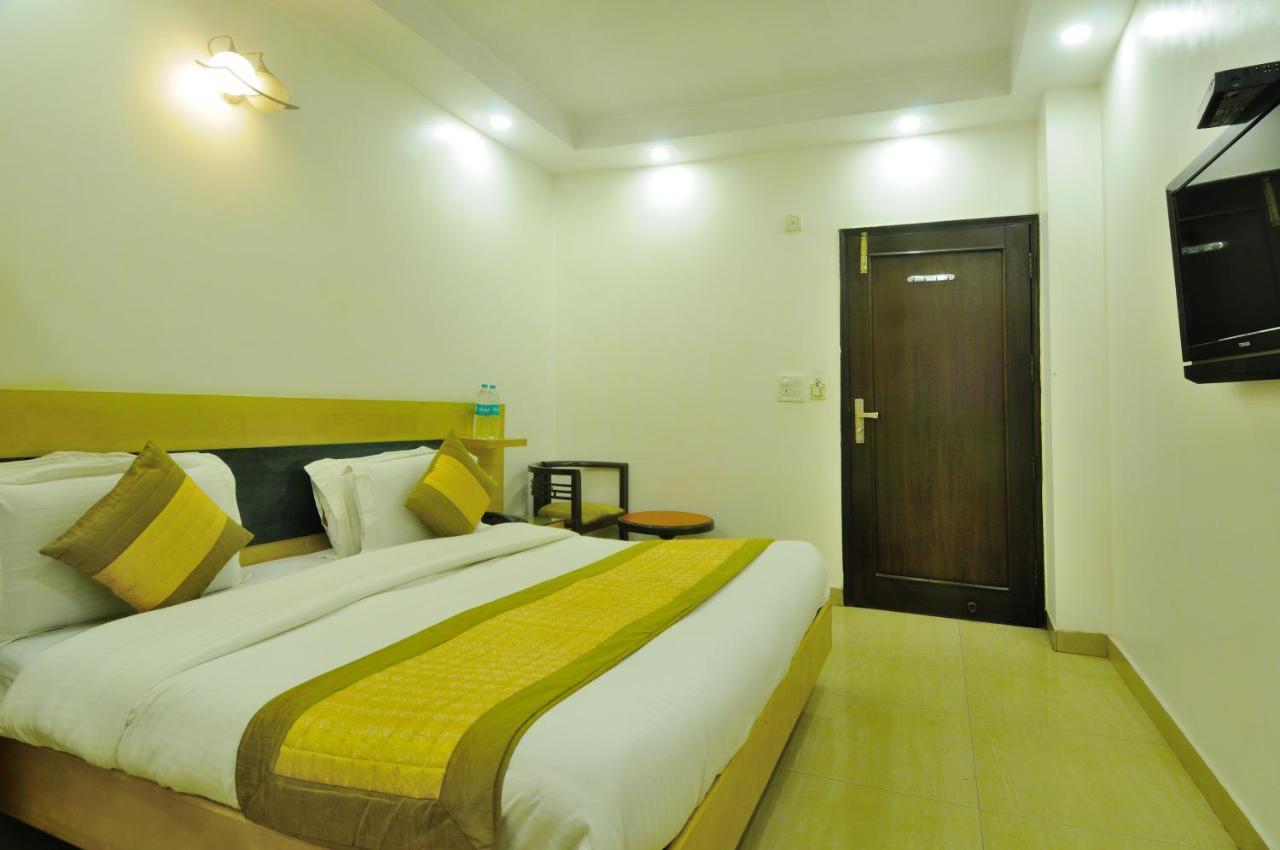Hotel Maya 'New Delhi' Екстериор снимка