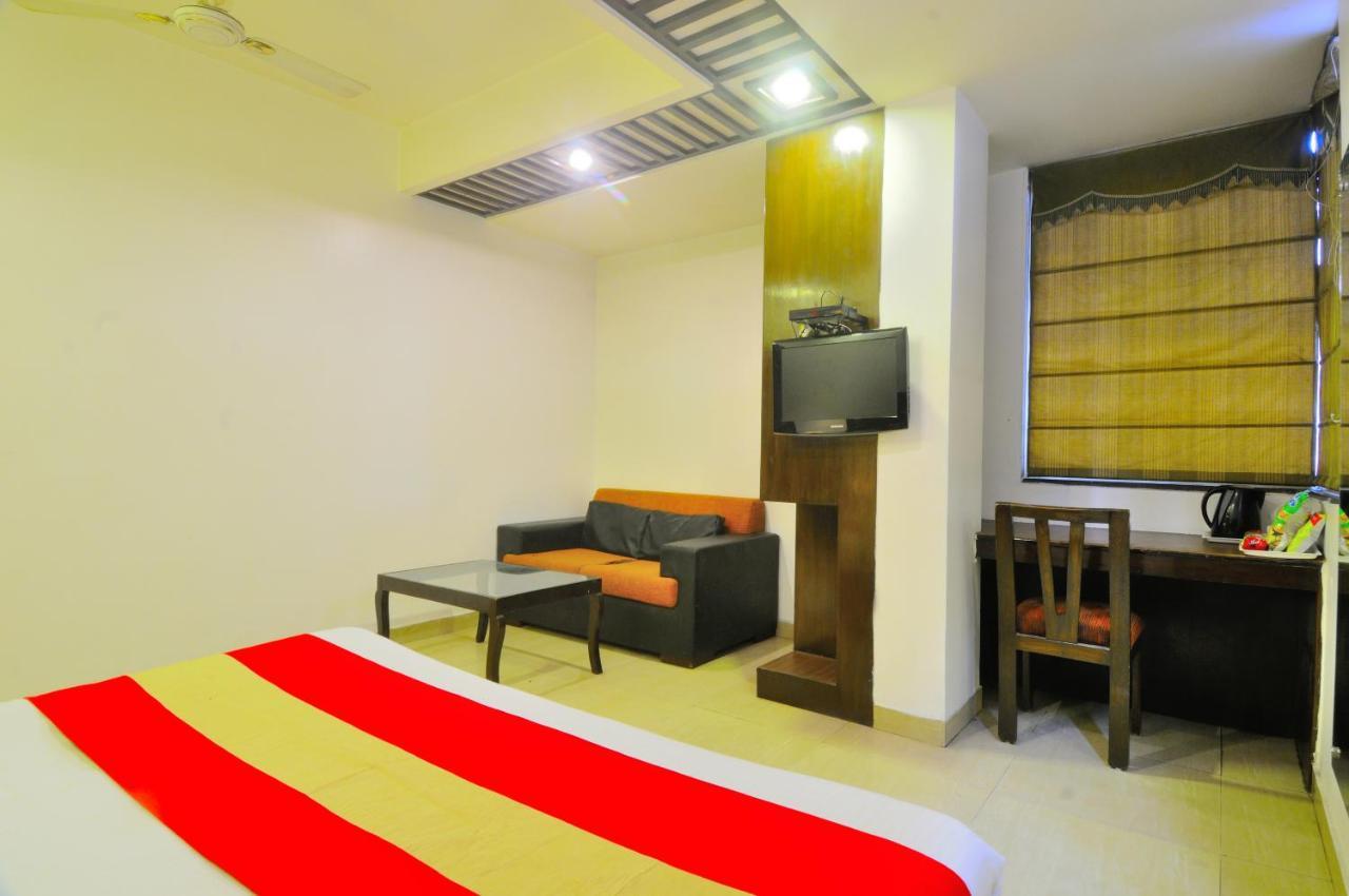 Hotel Maya 'New Delhi' Екстериор снимка